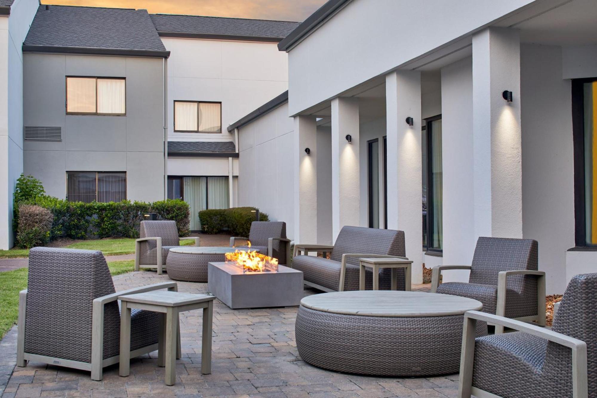 Courtyard By Marriott Memphis Airport Hotel Exterior foto